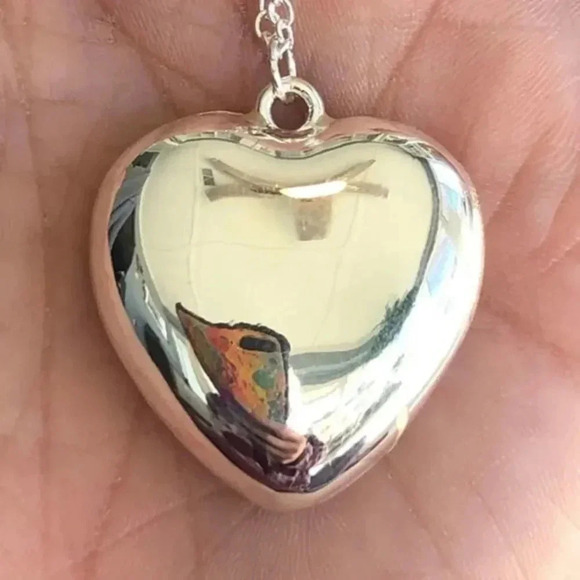 Green & Silver Filigree Glow in the Dark Heart Necklace NWT - Picture 3 of 3